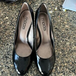 Moda pumps with textured design! Like new condition approx 3”heel!